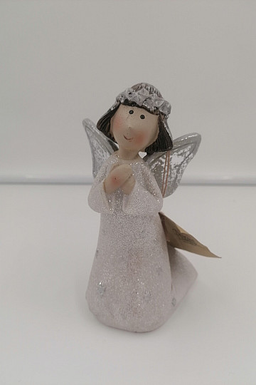Angel Bulík in ginocchio, prega