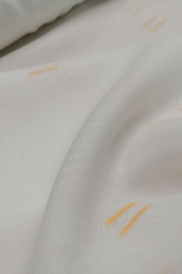 Tenda in voile crema chiaro con linee cucite arancione chiaro