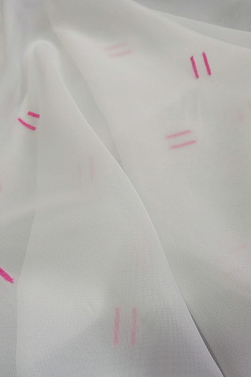 Tenda in voile crema chiaro con linee cucite rosa