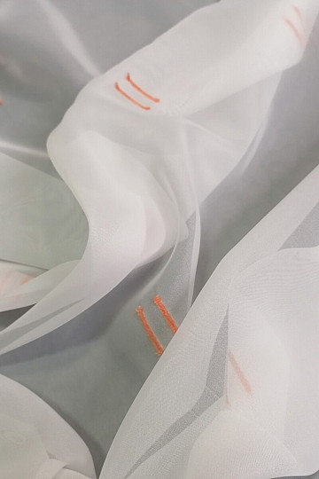 Tenda in voile crema chiaro con linee cucite color terracotta