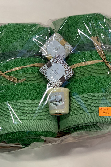 Set regalo di asciugamani in vassoio di vimini avvolto nel cellophane - verde