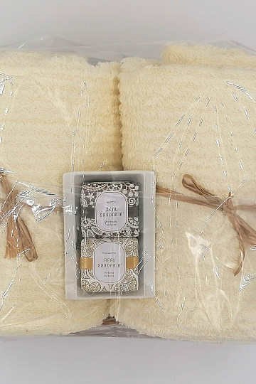 Set regalo asciugamani in vassoio di vimini avvolti nel cellophane - panna