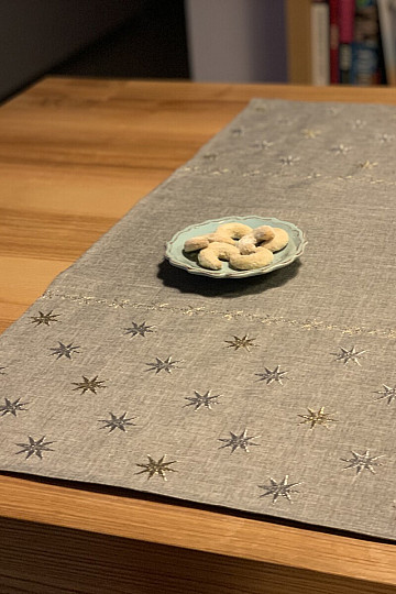 Tovaglia natalizia grigio-beige ricamata con stelle