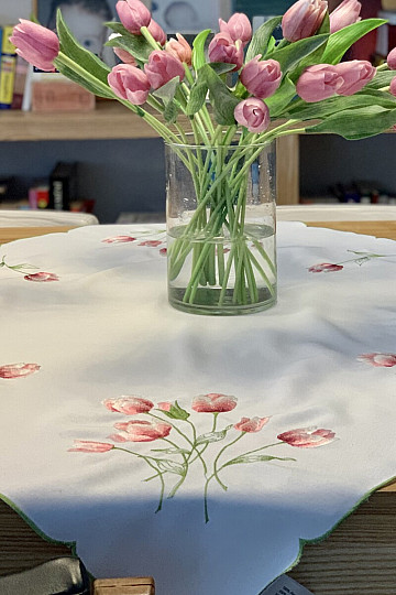Tovaglia ricamata e TULIPANI ovali ricamati