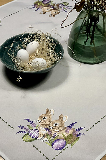 Tovaglia ricamata CONIGLIETTO PASQUALE con lavanda