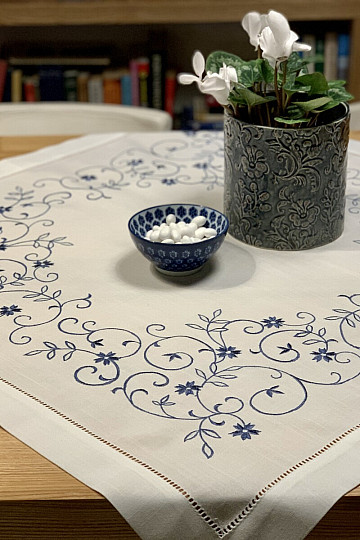 Tovaglia e sciarpa ricamate FIORE BIANCO BLU