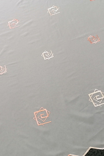 Tenda in voile crema con ricamo color salmone
