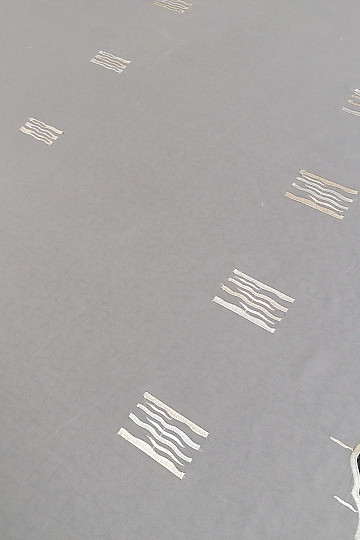 Tenda in voile crema con ricami dorati