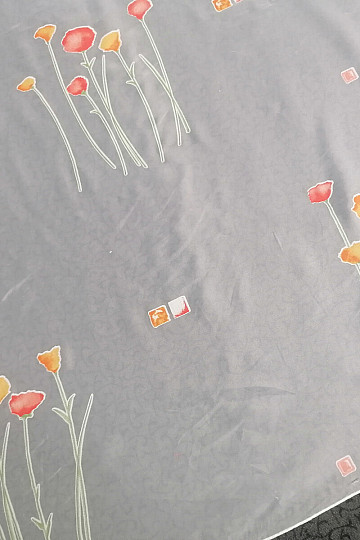 Tenda in voile bianco con fiori primaverili