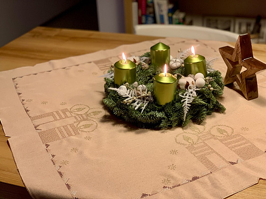 Tovaglie e scialli color salmone ricamati