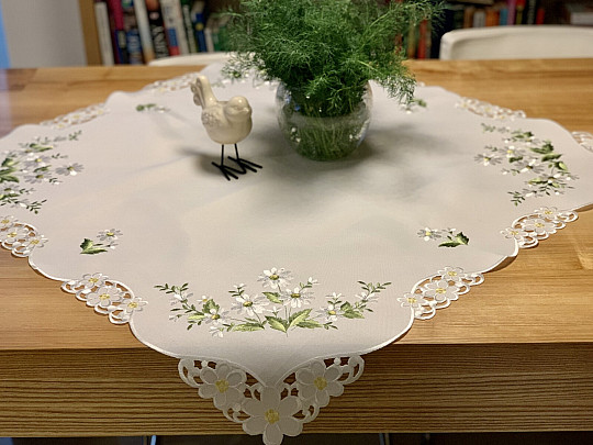 Tovaglia e sciarpa ricamate MARGHERITE