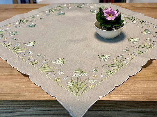 Tovaglia e sciarpa ricamate di Biancaneve