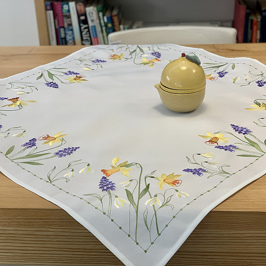 Tovaglia e sciarpa ricamate NARCISI E FIGLIA DI NEVE