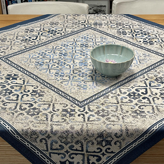 Tovaglia e sciarpa in arazzo con ornamento blu