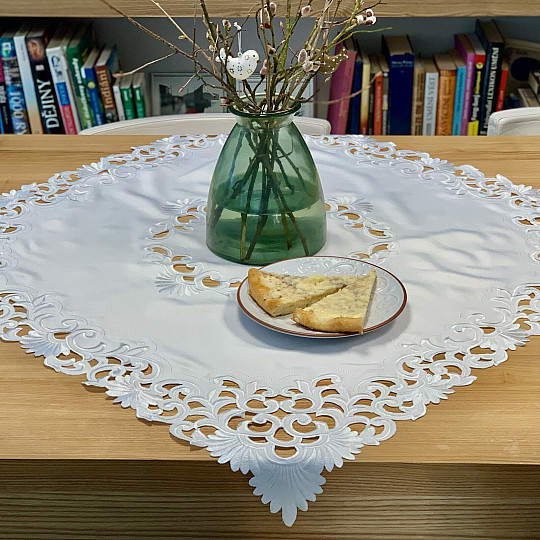 Tovaglia ricamata in pizzo