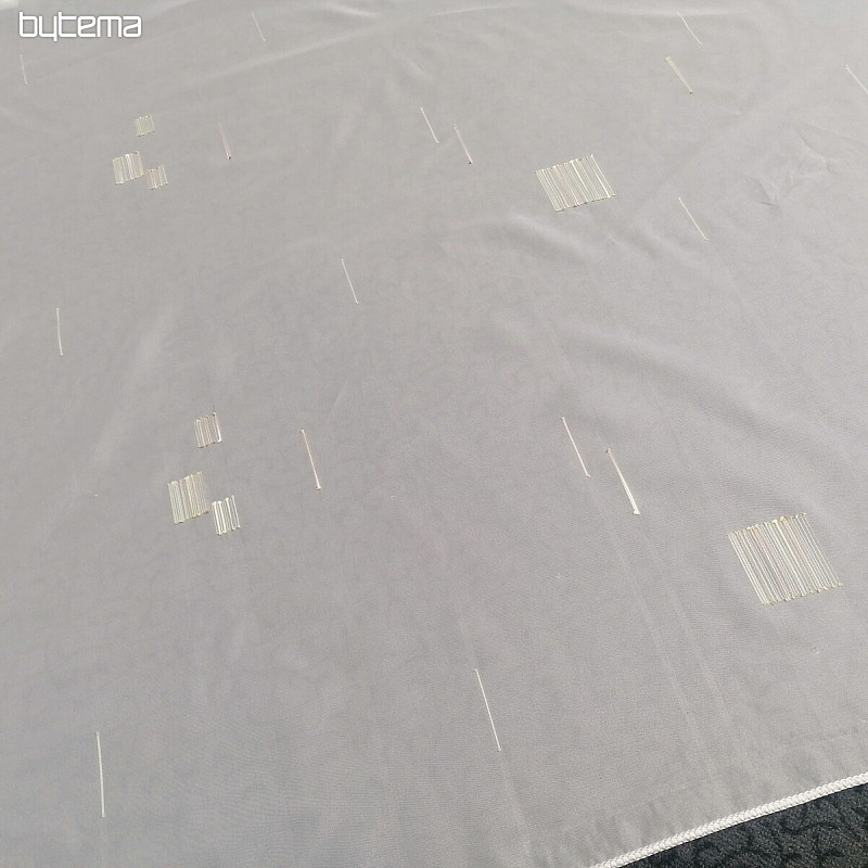 Tenda in voile bianco con ricami verde-beige