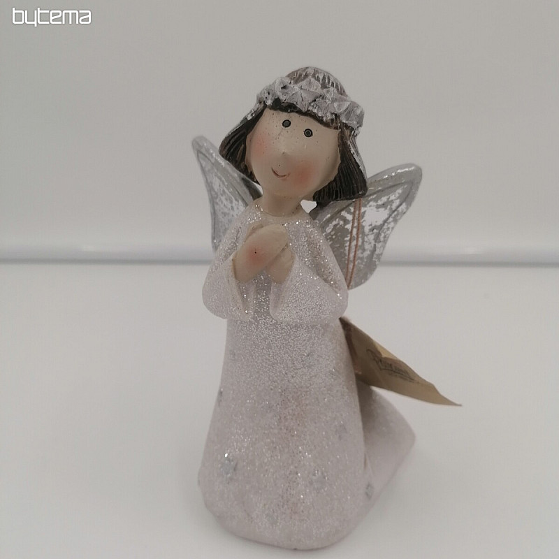 Angel Bulík in ginocchio, prega