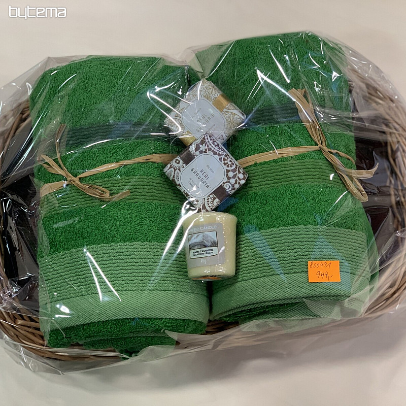 Set regalo di asciugamani in vassoio di vimini avvolto nel cellophane - verde