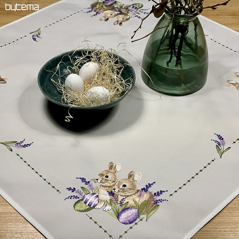 Tovaglia ricamata CONIGLIETTO PASQUALE con lavanda