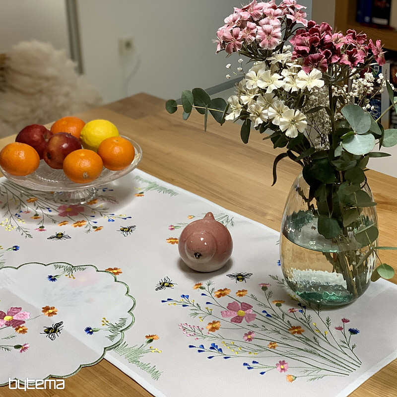 Tovaglia e sciarpa ricamate Prato e api