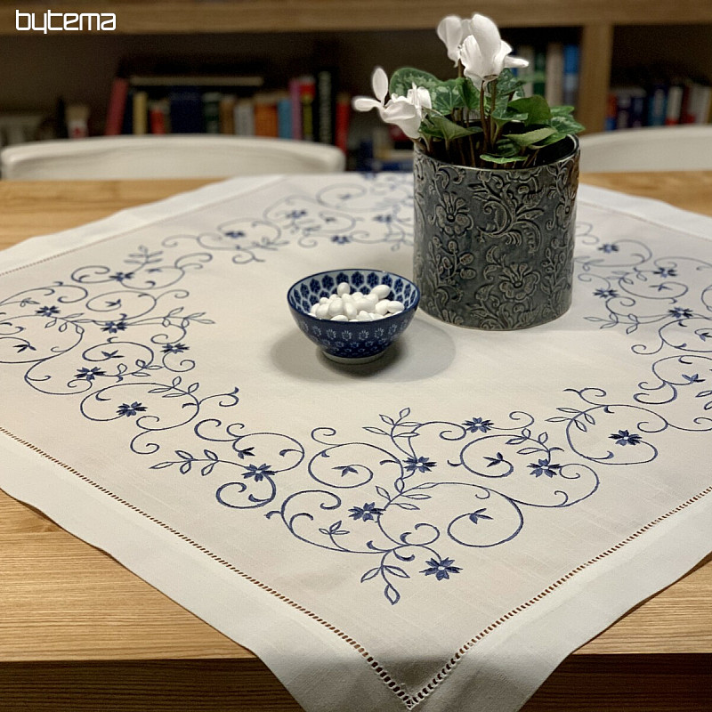 Tovaglia e sciarpa ricamate FIORE BIANCO BLU