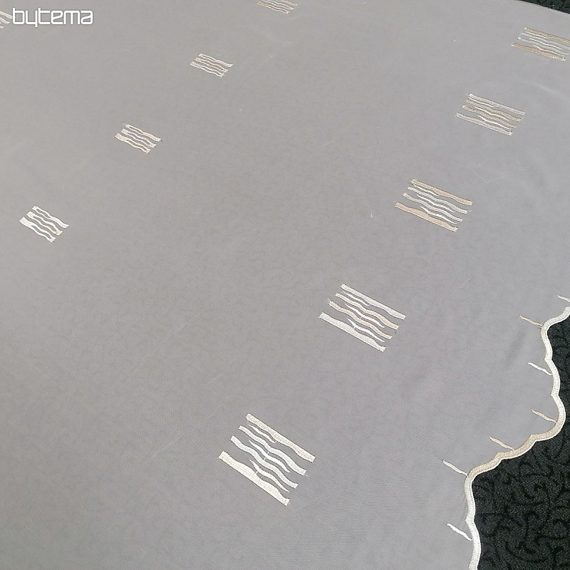 Tenda in voile crema con ricami dorati