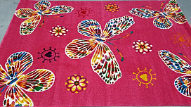 Farfalle colorate sul tappeto