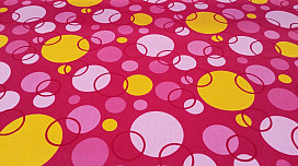 Tappeto rosa con cerchi