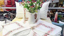 Coperte e tovaglie ricamate in stile country