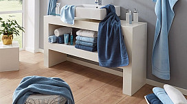 Stiamo attrezzando il bagno. Asciugamani da bagno, asciugamani, tappetini, tessili per il bagno