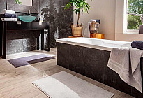 Stiamo attrezzando il bagno. Asciugamani da bagno, asciugamani, tappetini, tessili per il bagno