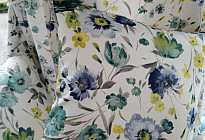 UN&#39;INFLUENZA DI FIORI SUI TESSUTI DELLA COLLEZIONE TWISTER JARDINS