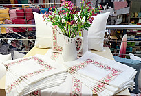 Coperte e tovaglie ricamate in stile country