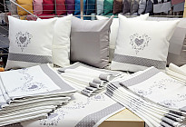 Coperte e tovaglie ricamate in stile country