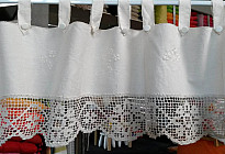 Tenda con bordo all&#39;uncinetto