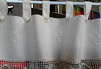 Tenda con bordo all&#39;uncinetto