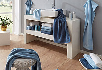 Stiamo attrezzando il bagno. Asciugamani da bagno, asciugamani, tappetini, tessili per il bagno