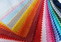 Tessuti del 2018: viola, rosa, verde, fantasia e discreti