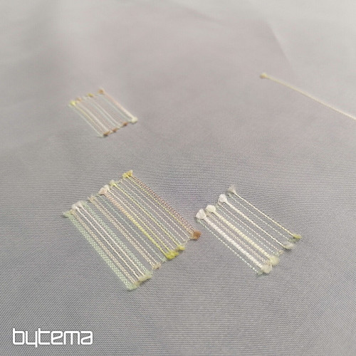 Tenda in voile bianco con ricami verde-beige