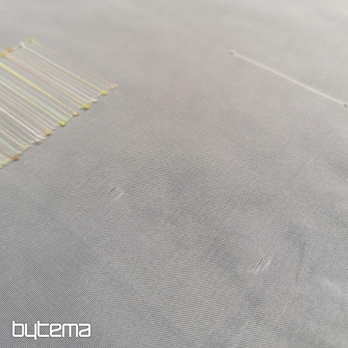 Tenda in voile bianco con ricami verde-beige