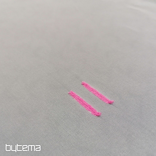 Tenda in voile crema chiaro con linee cucite rosa