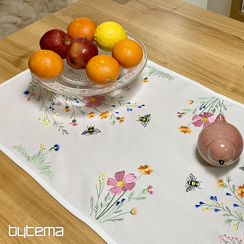 Tovaglia e sciarpa ricamate Prato e api