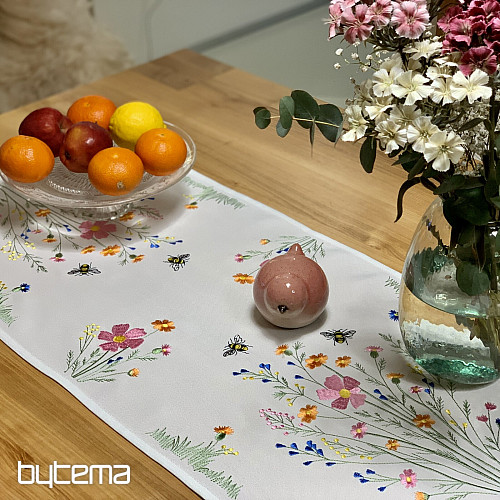 Tovaglia e sciarpa ricamate Prato e api