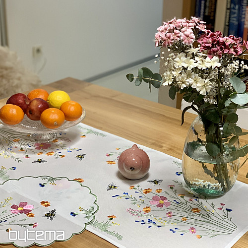 Tovaglia e sciarpa ricamate Prato e api