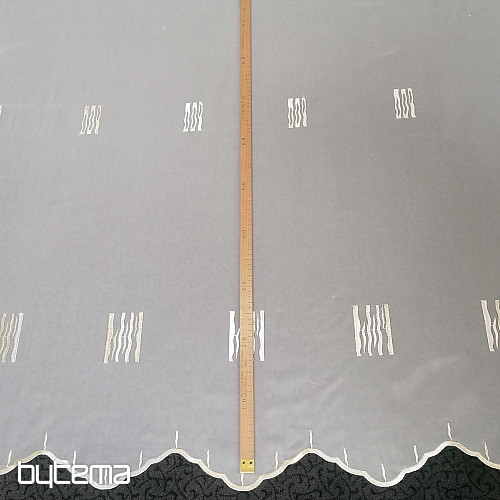 Tenda in voile crema con ricami dorati
