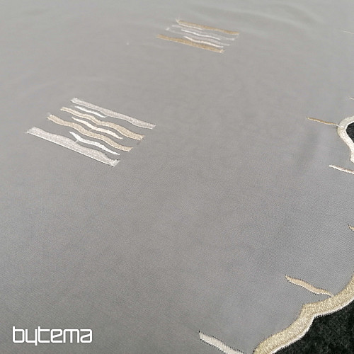 Tenda in voile crema con ricami dorati