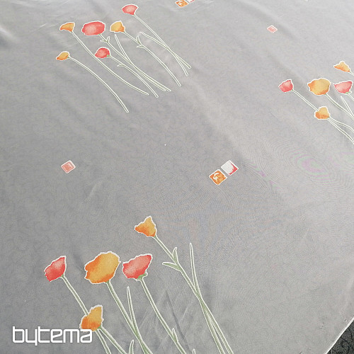 Tenda in voile bianco con fiori primaverili