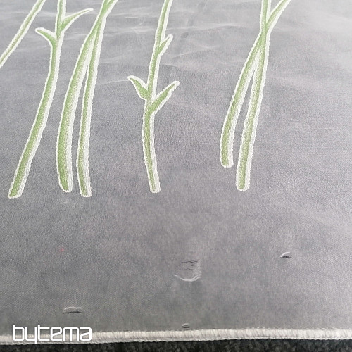 Tenda in voile bianco con fiori primaverili