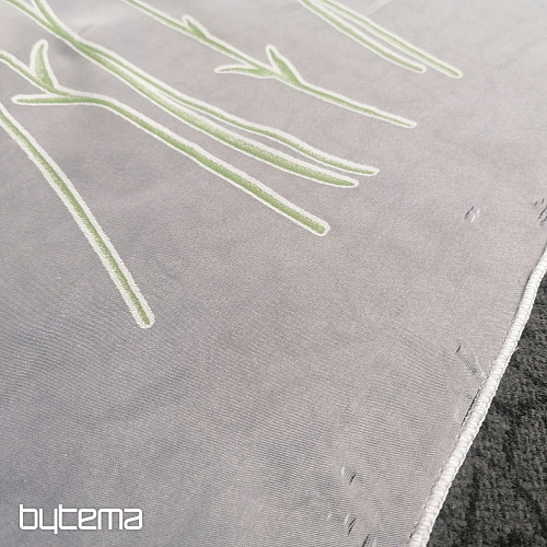 Tenda in voile bianco con fiori primaverili