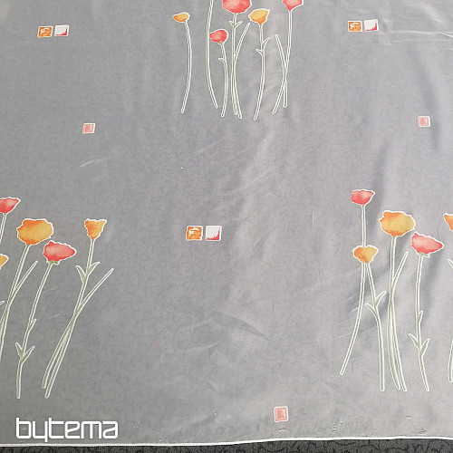 Tenda in voile bianco con fiori primaverili